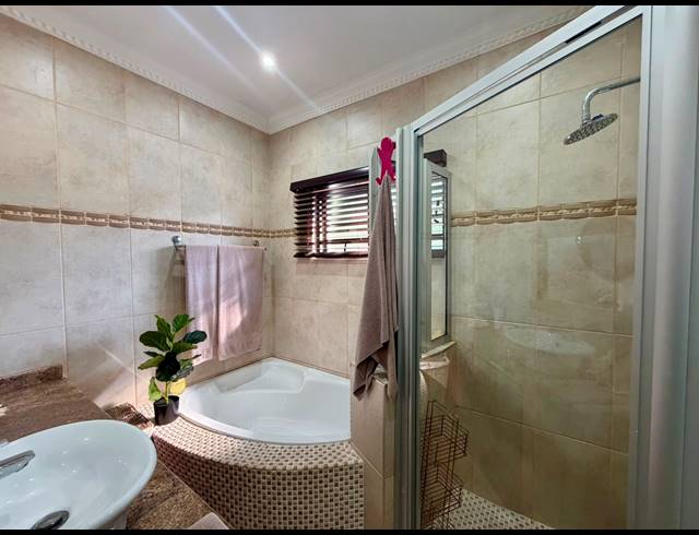 5 BEDROOM FREEHOLD FOR SALE IN MEER EN SEE